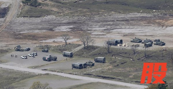 4月21日日本大分县的陆上自卫队日出生台演习场 新华社